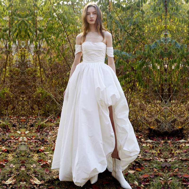 Photography Natural Lighting - 원숄더 스트랩리스 심플 웨딩드레스 2026 신상